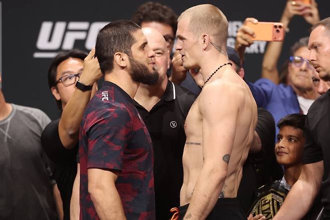 이슬람 마카체프(왼쪽)와 이안 마샤두 개리의 계체 행사 중. /사진=UFC 제공