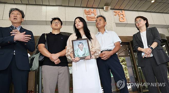 입장 밝히는 일본제철 강제동원 피해자 고 민문식 씨 가족 (서울=연합뉴스) 김주형 기자 = 일본제철 강제동원 피해자 고 민문식 씨의 가족과 변호인이 12일 서울 서초구 대법원에서 열린 일본제철 강제동원 손해배상 청구소송 상고심 선고를 마치고 나와 입장을 밝히고 있다. 2026.8.12 kjhpress@yna.co.kr