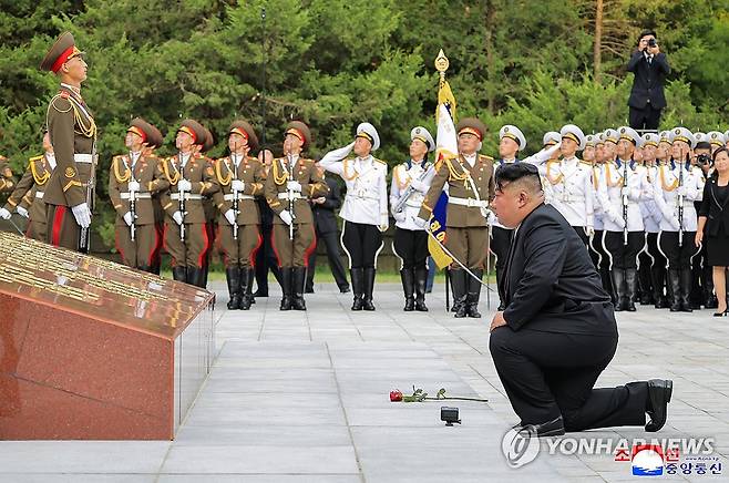 김정은, 광복 81주년 대성산혁명열사릉·항일혁명열사추모비 참배 (평양 조선중앙통신=연합뉴스) 김정은 북한 국무위원장이 지난 14일 부인 리설주, 딸 주애와 함께 조국해방(광복) 81주년을 맞아 대성산혁명열사릉과 항일혁명열사추모비를 참배했다고 조선중앙통신이 15일 보도했다. 2026.8.15 
    [국내에서만 사용가능. 재배포 금지. For Use Only in the Republic of Korea. No Redistribution] nkphoto@yna.co.kr