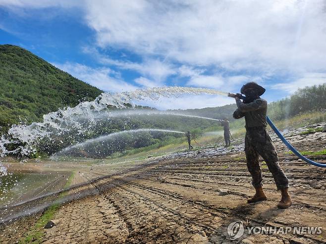 가뭄 해갈을 위해서 (함안=연합뉴스) 국가소방동원령이 연장된 첫날인 14일 대민 지원을 나온 육군 제39보병사단 소속 장병들이 경남 함안군 칠원읍 한 저수지에 급수하고 있다. 2026.8.14 [육군 제39보병사단 제공. 재판매 및 DB 금지] ymp@yna.co.kr