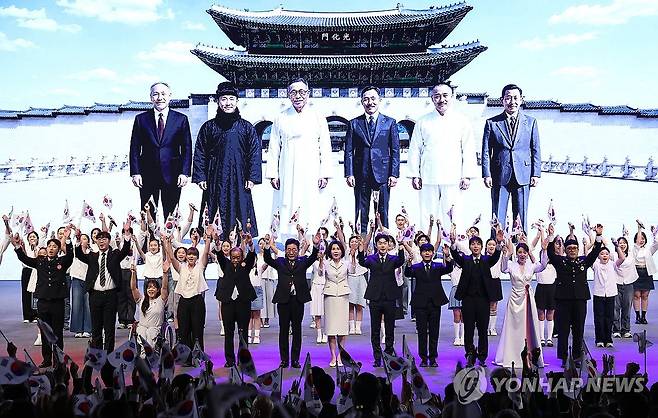 만세삼창하는 이재명 대통령 부부 (서울=연합뉴스) 김도훈 기자 = 이재명 대통령과 김혜경 여사가 15일 서울 종로구 세종문화회관에서 열린 제81주년 광복절 경축식에서 참석자들과 만세삼창을 하고 있다. 2026.8.15 superdoo82@yna.co.kr