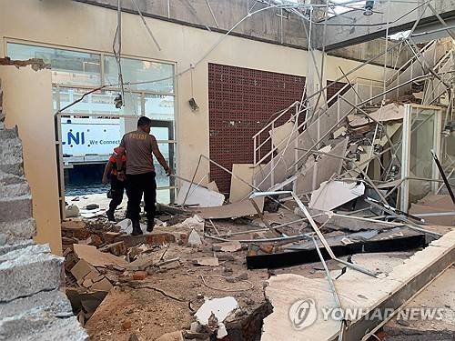 규모 7.7 강진으로 파손된 건물 내부 [로이터=연합뉴스. 인도네시아 국가수색구조청 제공. 재판매 및 DB 금지]