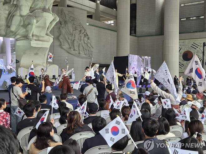 독립기념관 광복절 경축 행사 (천안=연합뉴스) 독립기념관은 15일 겨레의 집 등 곳곳에서 제81주년 광복절 경축 행사를 개최했다. 사진은 천안시립무용단의 경축식 경축 공연 모습. 2026.8.15 [독립기념관 제공. 재판매 및 DB 금지] yej@yna.co.kr