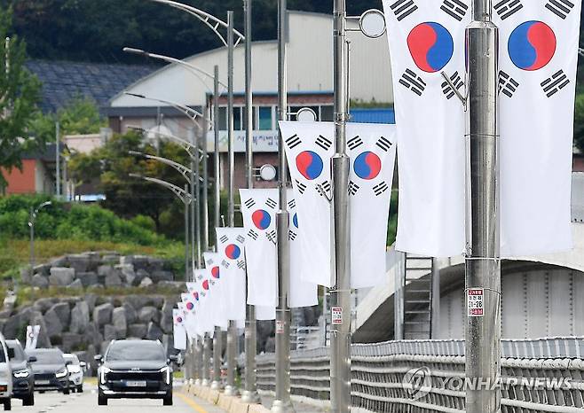 제81주년 광복절 앞두고 강원 화천군 거리에 태극기 게양 [화천군 제공.재판매 및 DB 금지]