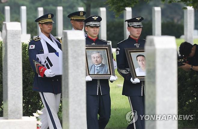 독립운동가 최재형 선생 부부 합동안장식 [연합뉴스 자료사진] 제78주년 광복절을 하루 앞둔 지난 2023년 8월 14일 서울 동작구 국립서울현충원 애국지사 묘역에서 거행된 독립운동가 최재형 선생과 최 엘레나 여사의 부부 합동안장식에서 국방부 의장대가 영현을 운구하고 있다. 2023.8.14 [공동취재] photo@yna.co.kr