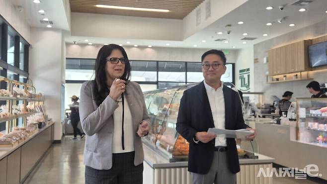 안승준 CJ푸드빌 글로벌사업본부장 겸 미국법인장(오른쪽). / 사진=한다원 기자