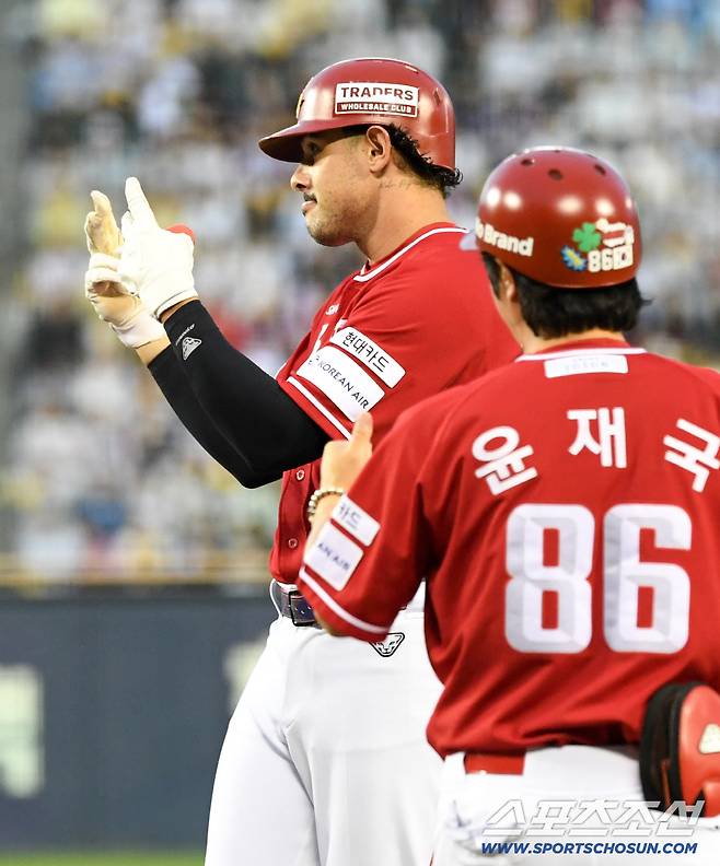 16일 잠실구장에서 열린 LG와 SSG의 경기. SSG 마드리스가 안타를 날린 뒤 기뻐하고 있다. 잠실=박재만 기자 pjm@sportschosun.com/2026.08.16/