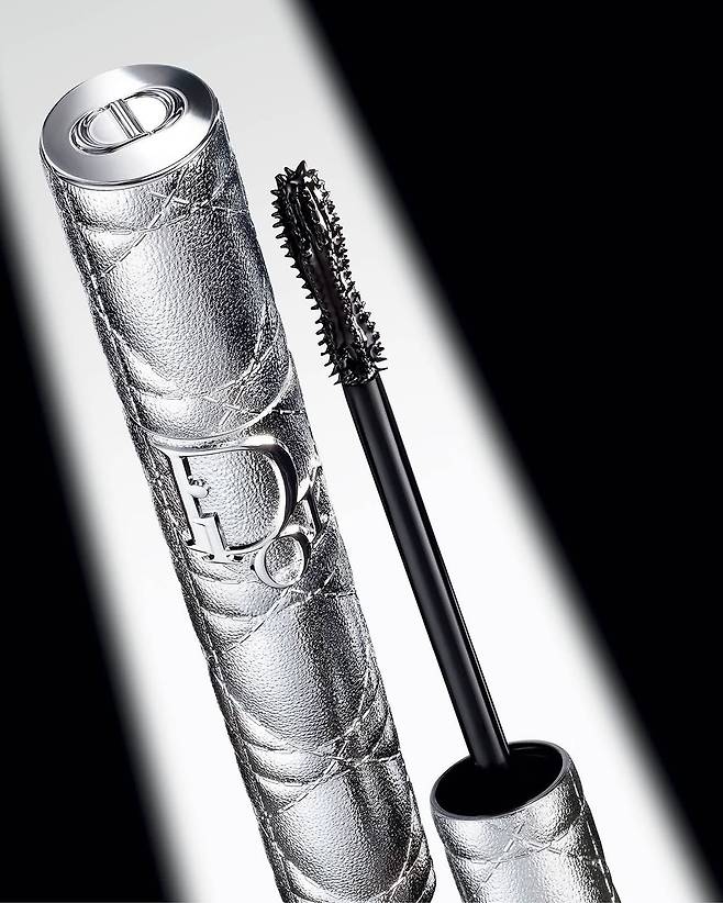 디올쇼 오버볼륨 워터프루프, 090 오버블랙, 6만5천원, Dior Beauty.