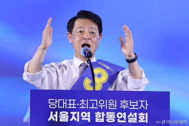 김영호 더불어민주당 최고위원 후보가 16일 경기 고양시 킨텍스에서 열린 더불어민주당 당대표·최고위원 선출을 위한 서울 지역 순회경선 합동연설회에서 정견 발표를 하고 있다. /사진=뉴스1