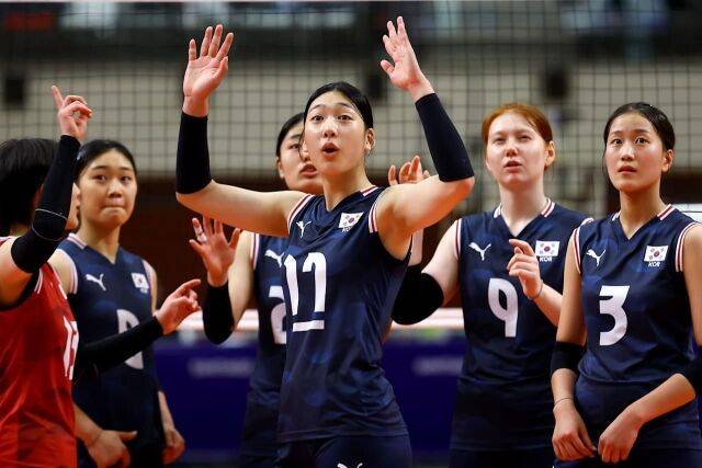 한국 17세 이하 여자배구대표팀 주장을 맡고 있는 손서연(17번)이 16일(한국시각) 열린 2026 U17 세계선수권 태국과 5-8위 순위 결정전 도중 공이 터치되지 않았다고 심판 판정에 어필하고 있다./국제배구연맹(FIVB) 제공