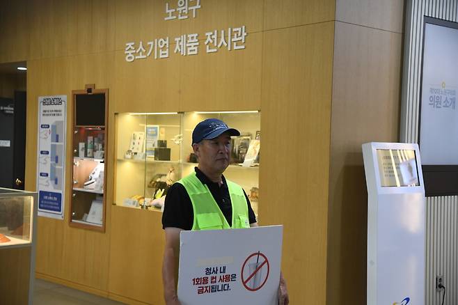 활동가 이신우 씨가 서울 노원구청 1층에서 일회용컵 사용 금지 홍보 캠페인을 하고 있다. [노원구 제공]