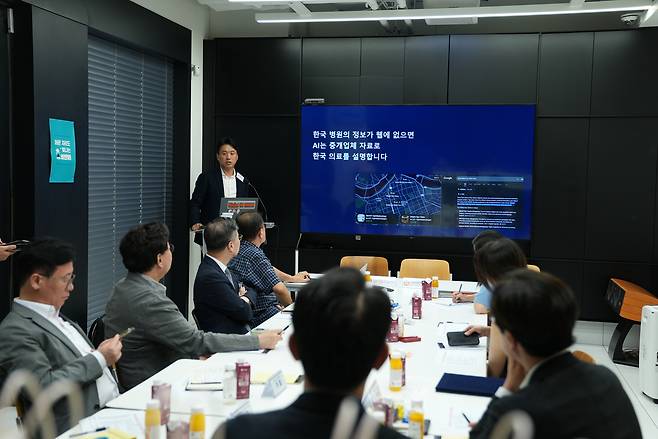 ‘제2회 YARI 의료·웰니스 관광 포럼’ 참석자들이 외국인 대상 의료광고 규제 개선과 K-MediWell 인증제 등 의료·웰니스 관광산업의 주요 현안을 논의하고 있다. 한국의료관광진흥협회 제공