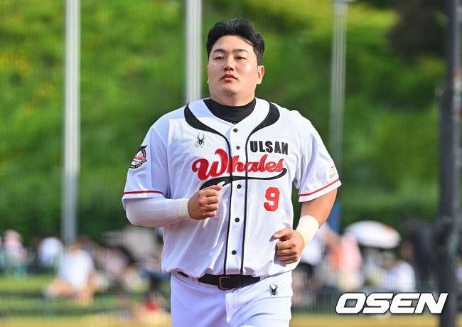 [OSEN=울산, 이석우 기자] 27일 울산 문수야구장에서 2026 메디힐 KBO 퓨처스리그 울산 웨일즈와 롯데 자이언츠의 경기가 열렸다. 울산은 나가가 선발로, 롯데는 박세진이 선발출전했다.울산 웨일즈 최지만이 몸을 풀고 있다. 2026.06.27 / foto0307@osen.co.kr