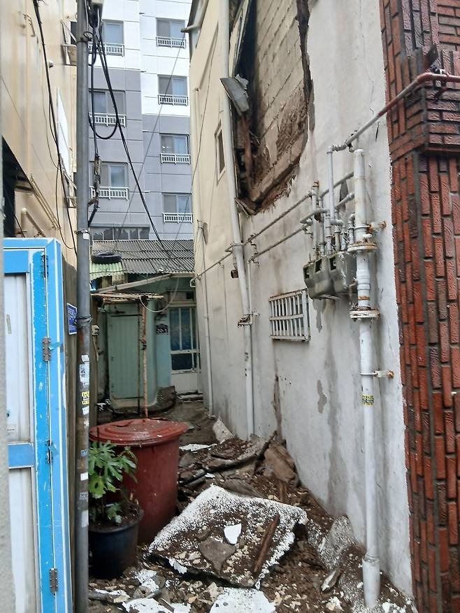 무너져 내린 외장재 [부산소방재난본부 제공. 재판매 및 DB 금지]