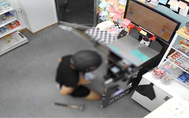 도박빚을 갚으려고 새벽 시간대 고양시의 한 무인점포에 침입한 10대 청소년이 미리 준비한 망치로 키오스크 자물쇠를 부수고 안에 있던 현금을 훔치고 있다. /사진제공=일산서부경찰서(CCTV 캡처)