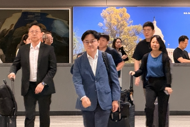 김정관 산업통상부 장관이 16일(현지시간) 워싱턴 DC 인근 덜레스 국제공항을 통해 입국하고 있다. 연합뉴스