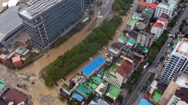 17일 오후 경남 거제시 옥포동 일대 도로와 주요 교차로 전체가 흙탕물로 완전히 뒤덮여 있다. 연합뉴스