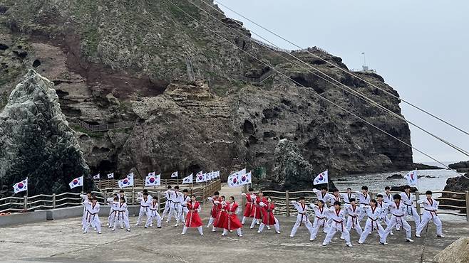 ▲ 독도사랑스포츠공연단이 동해의 푸른 바다와 독도의 장엄한 비경을 배경으로 짧지만 강렬하고 절도 있는 태권도 퍼포먼스를 선보였다. 사진 경북일보 제공