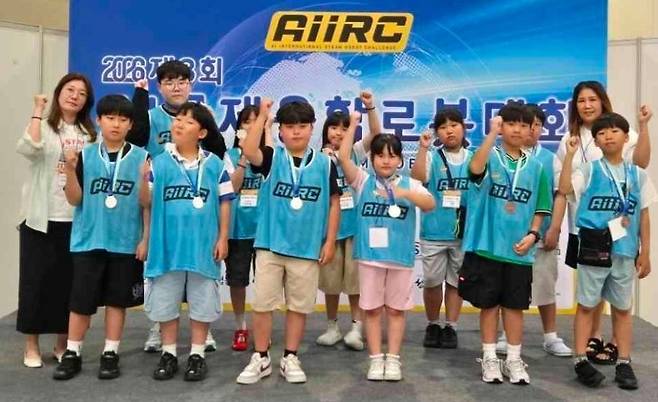'제3회 인공지능(AI)국제융합로봇대회'에서 은상과 동상을 수상한 해남 아동들. /제공=해남군