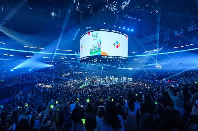 'KCON LA 2026' 첫날인 지난 14일(현지시간) 미국 LA 크립토닷컴 아레나에서 열린&nbsp;'엠카운트다운 스테이지'. [사진=CJ ENM]