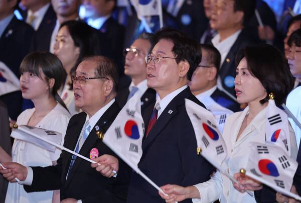 &nbsp;이재명 대통령과 김혜경 여사가 15일 서울 종로구 세종문화회관에서 열린 제81주년 광복절 경축식에서 참석자들과 광복절 노래를 제창하고 있다. 2026.8.15