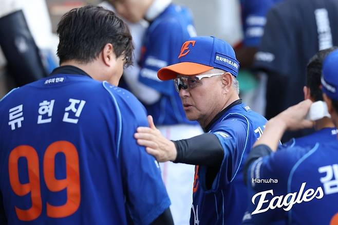 한회 김경문 감독이 25일 대전 한화생명 볼파크에서 열린 2026 KBO리그 정규시즌 LG전에서 류현진을 독려하고 있다. 사진 | 한화 이글스