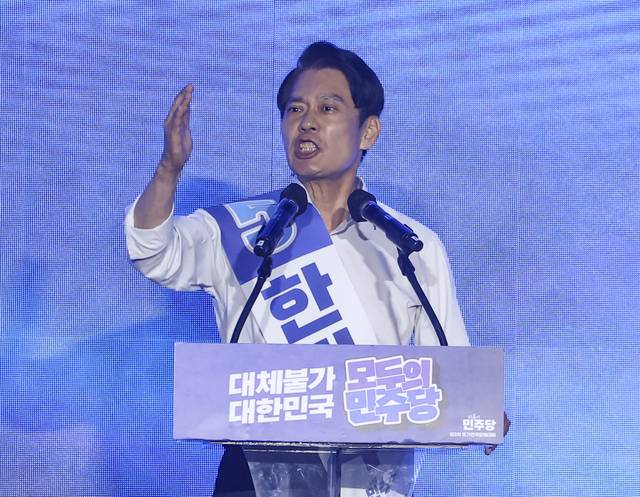 한민수 더불어민주당 최고위원 후보가 17일 대전 컨벤션센터에서 열린 제3회 더불어민주당 정기 전국당원대회에서 당원들에게 지지를 호소하고 있다. [연합뉴스]