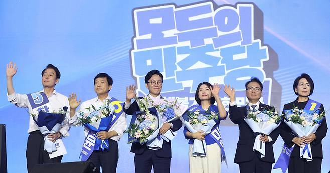김민석 더불어민주당 신임 당 대표가 17일 대전 컨벤션센터에서 열린 제3회 더불어민주당 정기 전국당원대회에서 당 대표로 선출된 뒤 인사하고 있다.  왼쪽부터 최고위원으로 선출된 한민수, 이성윤, 김민석 당 대표, 서미화, 박선원, 최민희 의원. 연합뉴스 [공동취재]