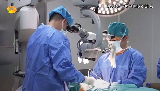 ‘심부 경부 림프-정맥 문합술(dcLVA)’ 시술을 하고 있는 셰칭핑 박사. 셰칭핑 홍보 동영상 갈무리