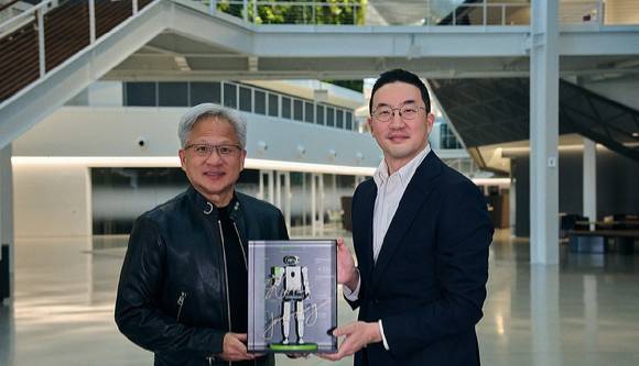 피지컬 AI 등 전략적 사업 협력 업무협약(MOU) 맺은 젠슨 황 CEO와 구광모 회장 [사진=연합뉴스]