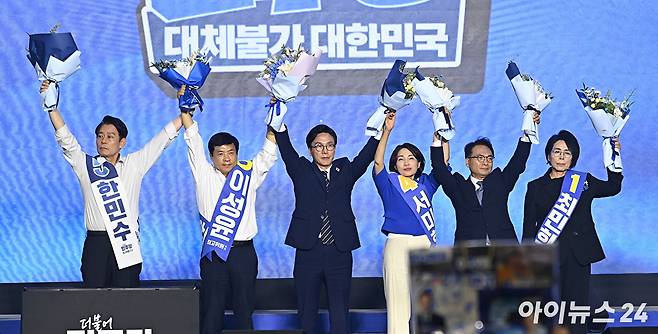 김민석 더불어민주당 신임 당 대표가 17일 대전 컨벤션센터에서 열린 제3회 더불어민주당 정기 전국당원대회에서 당 대표로 선출된 뒤 인사하고 있다.왼쪽부터 최고위원으로 선출된 한민수, 이성윤, 김민석 당 대표, 서미화, 박선원, 최민희 의원. [사진=곽영래 기자]