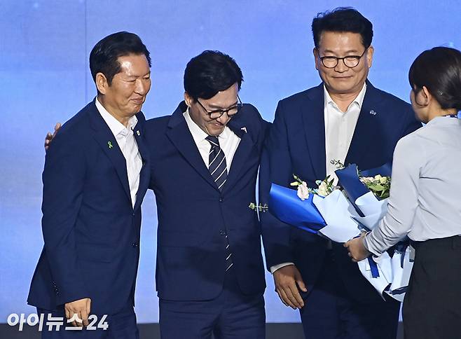 김민석 더불어민주당 신임 당 대표가 17일 대전 컨벤션센터에서 열린 제3회 더불어민주당 정기 전국당원대회에서 당 대표로 선출된 뒤 정청래, 송영길 후보와 인사를 하고 있다. [사진=곽영래 기자]