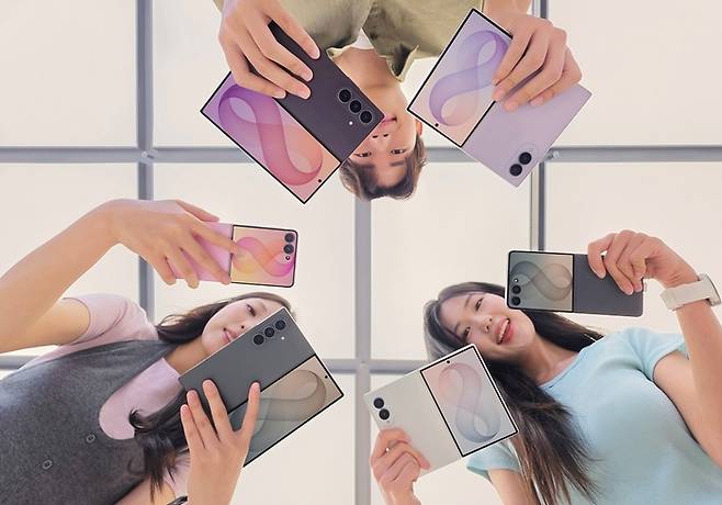 삼성전자가 선보인 ‘갤럭시 Z 폴드8 울트라·폴드8·플립8’ 시리즈. [삼성전자 제공]
