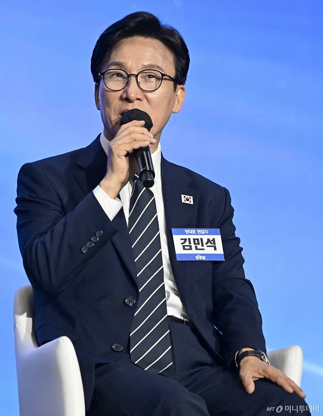 [대전=뉴시스] 정병혁 기자 = 김민석 더불어민주당 당대표 후보가 17일 대전 유성구 대전컨벤션센터 제2전시장에서 열린 제3차 정기전국당원대회에서 2030청년 토크 콘서트를 하고 있다. (공동취재) 2026.08.17. photo@newsis.com /사진=