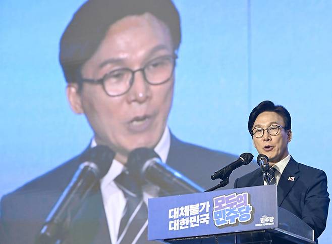 더불어민주당 김민석 신임 당 대표가 17일 대전 컨벤션센터에서 열린 제3회 더불어민주당 정기 전국당원대회에서 당 대표로 선출된 뒤 수락연설을 하고 있다. 2026.8.17 [공동취재] [연합]
