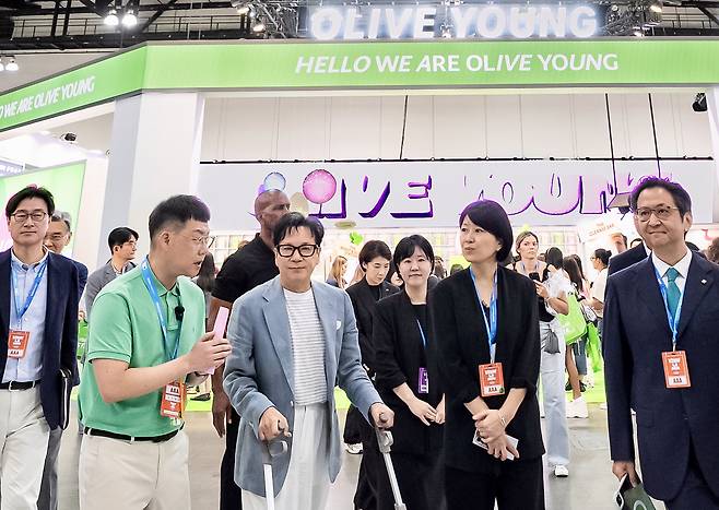 KCON LA 2026을 방문한 이재현 CJ 회장 'KCON LA 2026'을 방문한 이재현 CJ 회장이 올리브영 페스타를 둘러보고 있다. [CJ 제공]