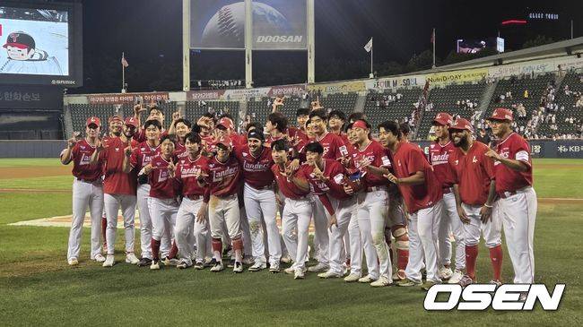 [OSEN=잠실, 한용섭 기자] 프로야구 SSG 랜더스의 외국인 타자 마드리스가 16일 서울 잠실야구장에서 LG 트윈스와&nbsp;경기가 끝나고 동료들과 기념 사진을 찍고 있다. 이날 경기가 마드리스의 고별전이었다. /orange@osen.co.kr
