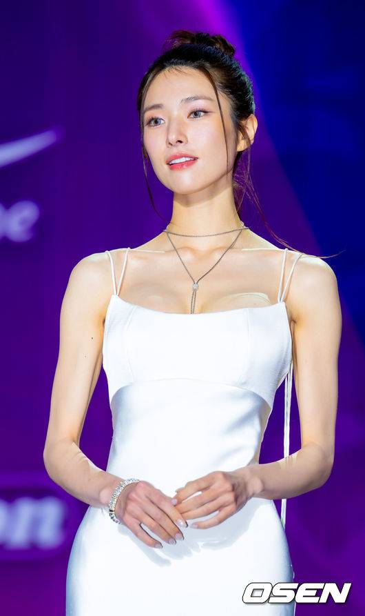 [OSEN=민경훈 기자] 29일 오후 서울 동대문 DDP 아트홀 1관에서 ‘2025 서울콘 에이판 스타 어워즈(2025 SEOULCON APAN STAR AWARDS)’가 열렸다.이 시상식은 지난 2012년 출범 이후 약 11년째 전통을 이어오며 전 세계 K-드라마 팬들과의 교류를 확대하고 산업 전반의 활력을 이끌어왔다. 지난해에 이어 올해도 배우 김승우와 방송인 박선영이 시상식 진행을 맡는다. 배우 하영이 포토타임을 하고 있다. 2025.12.29 / rumi@osen.co.kr