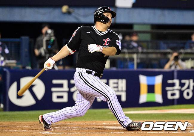 [OSEN=잠실, 조은정 기자]2일 서울 잠실야구장에서 2026 신한 SOL KBO리그 두산 베어스와 LG 트윈스의 경기가 열렸다.이날 두산은 벤자민, LG는 톨허스트를 선발로 내세웠다. 7회초 1사 1루에서 LG 문보경이 땅볼로 물러나고 있다. 2026.08.02 /cej@osen.co.kr