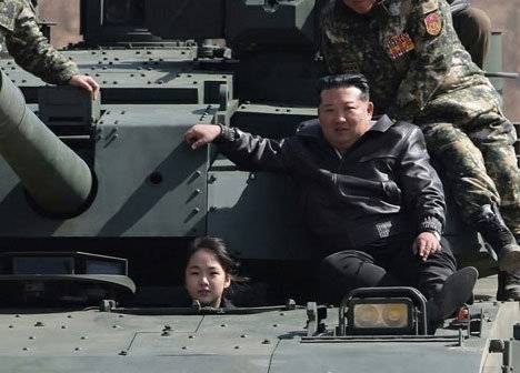 지난 3월 평양 수도방어군단에서 전차를 운전하는 주애와 김정은 북한 국무위원장. 노동신문 뉴스1