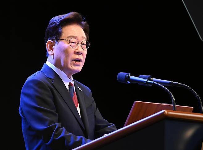 이재명 대통령이 15일 서울 세종문화회관에서 열린 제81주년 광복절 경축식에서 경축사를 하고 있다. 권욱 기자