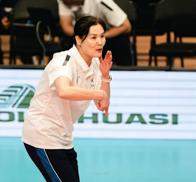 이승여 17세 이하 한국여자 배구대표팀 감독. FIVB