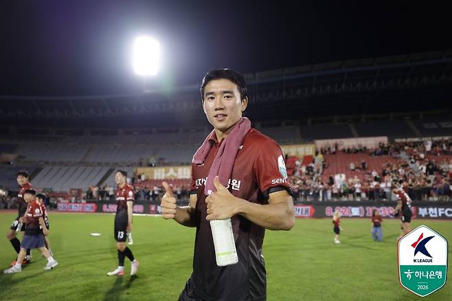 부천FC 성예건이 16일 전북 현대전에서 승리한 뒤 엄지를 치켜세우고 있다. 프로축구연맹 제공