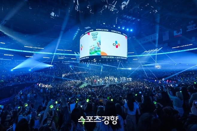 지난 14일(현지시간) 미국 로스앤젤레스에서 열린 ‘KCON LA 2026’ 무대. 사진 | CJ ENM