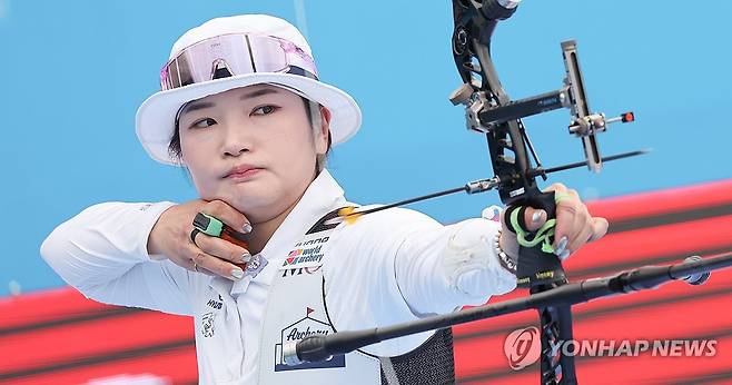 강채영 '10점 노린다' (광주=연합뉴스) 김성민 기자 = 12일 광주 동구 국립아시아문화전당 5·18민주광장에서 열린 2025 세계양궁선수권대회 리커브 여자 개인전 16강에서 강채영이 화살을 쏘고 있다. 2025.9.12 ksm7976@yna.co.kr