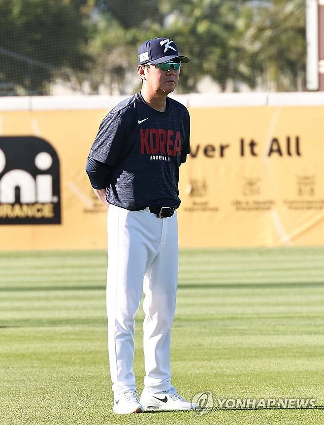 훈련 지켜보는 류지현 감독 (마이애미=연합뉴스) 김인철 기자 = WBC 8강전 경기를 앞둔 류지현 한국 야구대표팀 감독이 11일(현지시간) 미국 플로리다주 마이애미 FIU 베이스볼 스타디움에서 훈련 중인 선수들을 지켜보고 있다. 2026.3.12 yatoya@yna.co.kr
