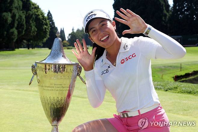 우승컵 곁에 두고 활짝 웃는 티띠꾼 [AFP=연합뉴스]
