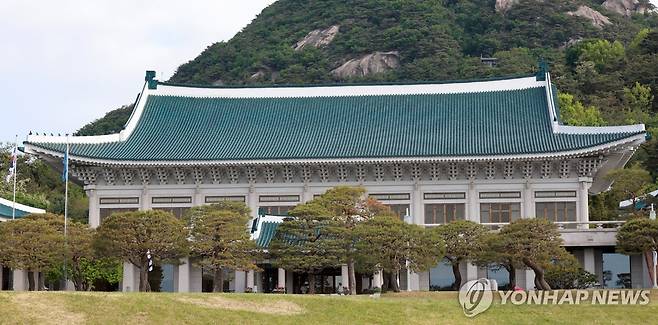 청와대 청와대 본관과 대정원
    (서울=연합뉴스) 김도훈 기자 = 6일 청와대 본관과 대정원 모습. 2026.5.6 superdoo82@yna.co.kr