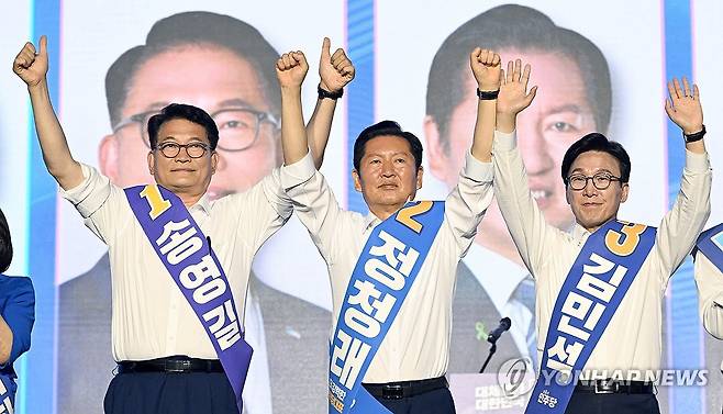 인사하는 더불어민주당 당대표 후보들 (대전=연합뉴스) 황광모 기자 = 더불어민주당 송영길(왼쪽부터), 정청래, 김민석 당대표 후보가 17일 대전 유성구 대전컨벤션센터 제2전시장에서 열린 더불어민주당 제3차 정기전국당원대회에서 인사하고 있다. 2026.8.17 [공동취재] hkmpooh@yna.co.kr