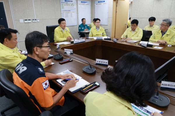 2026년 을지연습에 돌입한 18일 신용한 충북지사와 간부들이 충북도청 상황실에서 대응체계를 점검하고 있다. /충북도 제공